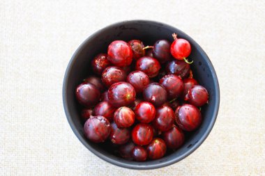 Bektaşi üzümü Tekstil ile siyah bir plaka fotoğrafı.