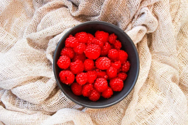 Foto Von Himbeeren Schwarzem Teller Mit Textil — Stockfoto