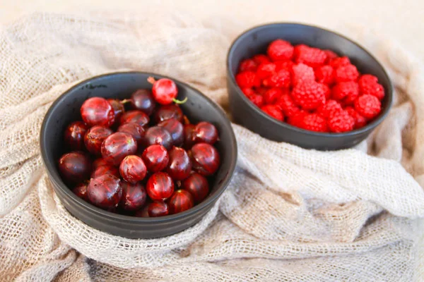 Flatlay Mit Himbeeren Und Stachelbeeren Schwarzen Tellern — Stockfoto