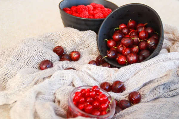 Flatlay Raspberries Gooseberriesin Black Plates — Stock Photo, Image