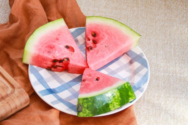 Foto Van Flatlay Met Gesneden Watermeloen Plaat — Stockfoto