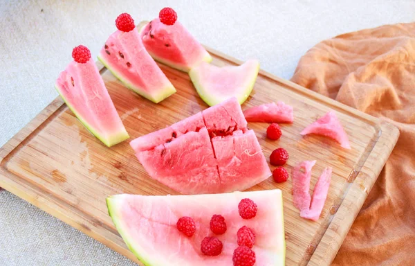 Foto Van Flatlay Met Watermeloen Frambozen Houten Bord — Stockfoto