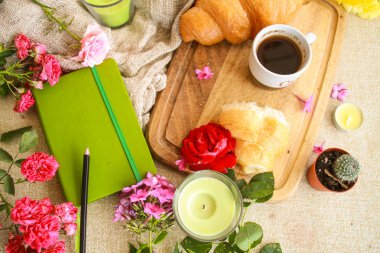 Kahve ve kruvasan düz yatıyordu kompozisyonu.