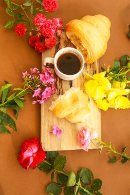 Kruvasan ve kahve Kupası ile düz yatıyordu kompozisyon.