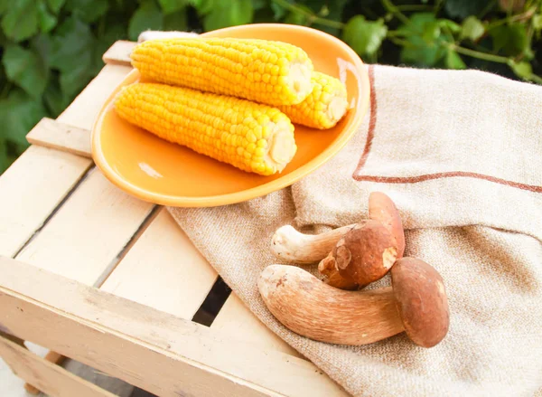 トウモロコシの黄色のプレートとキノコの写真 — ストック写真