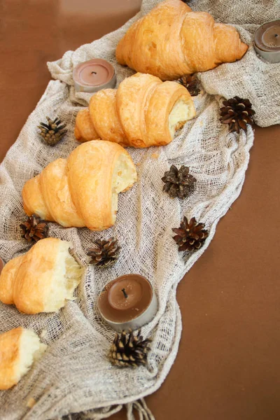 Composición Plana Croissants Con Protuberancias Velas — Foto de Stock