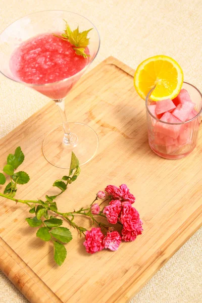 Foto Von Wassermelonen Cocktails Und Rosen — Stockfoto