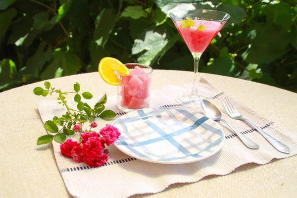 Foto Cócteles Sandía Con Rosas Mesa Con Plato — Foto de Stock