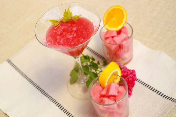 Foto Von Wassermelonen Cocktails Mit Rosen — Stockfoto