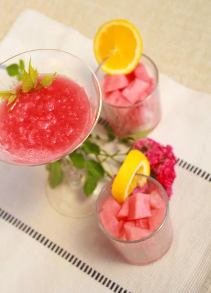 Foto Von Wassermelonen Cocktails Mit Rosen — Stockfoto