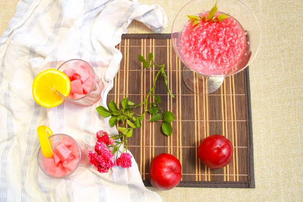 Foto Von Wassermelonen Cocktails Mit Rosen — Stockfoto