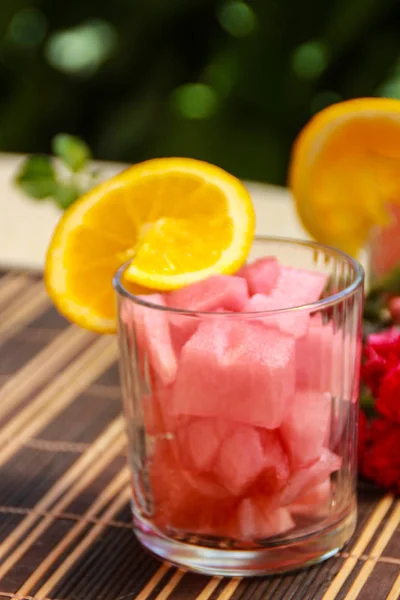Foto Von Wassermelonen Cocktails Mit Rosen — Stockfoto
