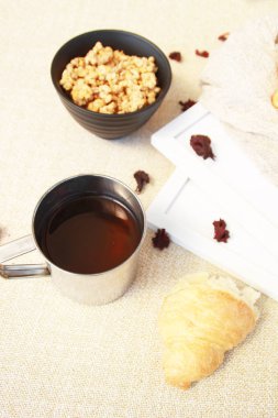 Sabah düz ay çöreği, çay ve granola ile yatıyordu.