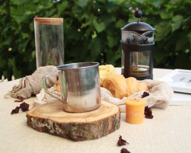 Düz sabah kruvasan ve çay ile yatıyordu.