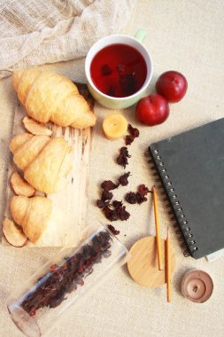 Sabah düz ay çöreği, çay, meyve ve defter ile yatıyordu.