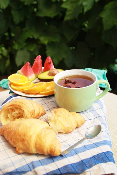 Morgenflache Lag Mit Croissants Tee Und Früchten — Stockfoto