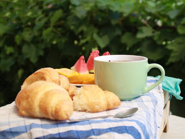 Morgenflache Lag Mit Croissants Tee Und Früchten — Stockfoto