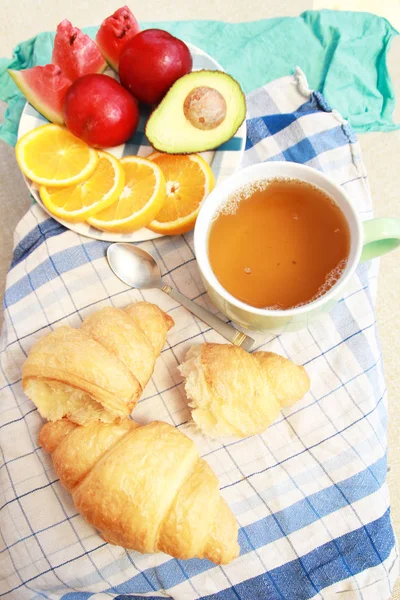 Morgenflache Lag Mit Croissants Tee Und Früchten — Stockfoto