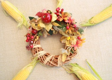 Şükran günü için sonbahar kompozisyon Mısır, elma, mantar ve kabak.