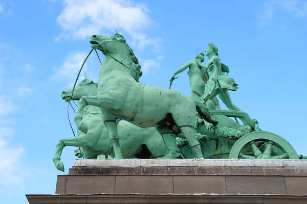 Parc du Cinquantenaire de zafer Arch üzerinde heykel fotoğrafı.