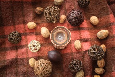 Arka planda bir kafes içinde mumlar ile Sonbahar dekorasyonu.