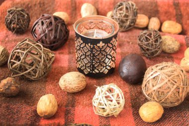 Arka planda bir kafes içinde mumlar ile Sonbahar dekorasyonu.