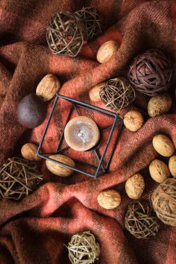 Arka planda bir kafes içinde mumlar ile Sonbahar dekorasyonu.