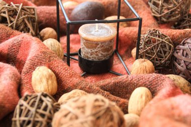 Arka planda bir kafes içinde mumlar ile Sonbahar dekorasyonu.