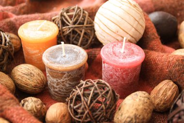 Arka planda bir kafes içinde mumlar ile Sonbahar dekorasyonu.