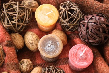 Arka planda bir kafes içinde mumlar ile Sonbahar dekorasyonu.