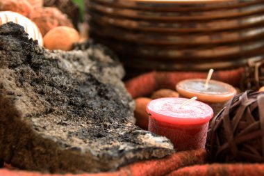 Mumlar ve yanık ağaç arka planda bir kafes ile Sonbahar dekorasyonu.