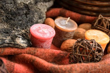 Mumlar ve yanık ağaç arka planda bir kafes ile Sonbahar dekorasyonu.