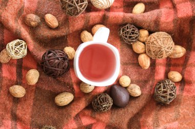 Beyaz fincan çay üzerinde kırmızı Tekstil ile Sonbahar dekorasyonu.