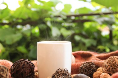 Beyaz fincan çay üzerinde kırmızı Tekstil ile Sonbahar dekorasyonu.