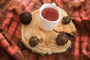 Sonbahar ahşap dekor beyaz fincan çay ve mumlar ile.