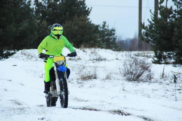 Uomo Una Motocicletta Croce Inverno Sulla Neve — Foto Stock