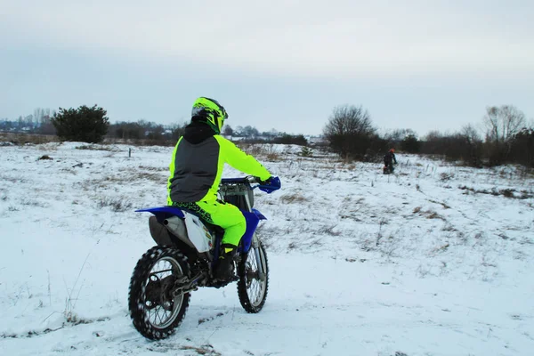 Uomo Una Motocicletta Croce Inverno Sulla Neve — Foto Stock