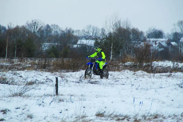 Hombre Tren Motos Cruzadas Invierno Nieve —  Fotos de Stock