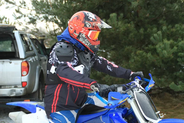 Bir adam bir çapraz-motosiklet trenlerde kar kış.