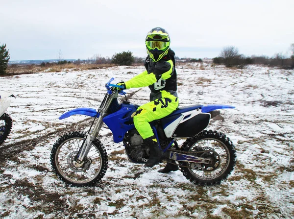 Uomo Una Motocicletta Croce Inverno Sulla Neve — Foto Stock