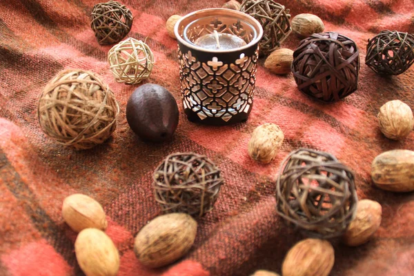 Arka planda bir kafes içinde mumlar ile Sonbahar dekorasyonu.