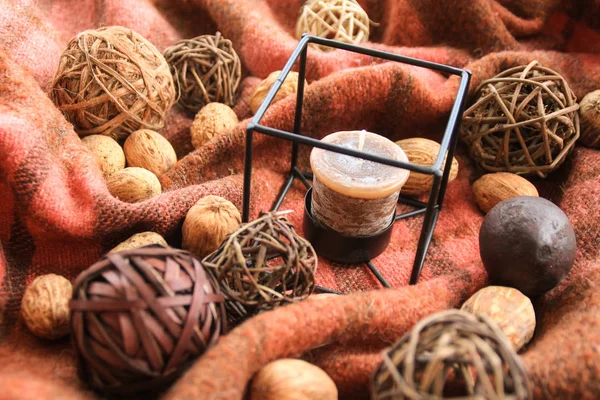 Arka planda bir kafes içinde mumlar ile Sonbahar dekorasyonu.