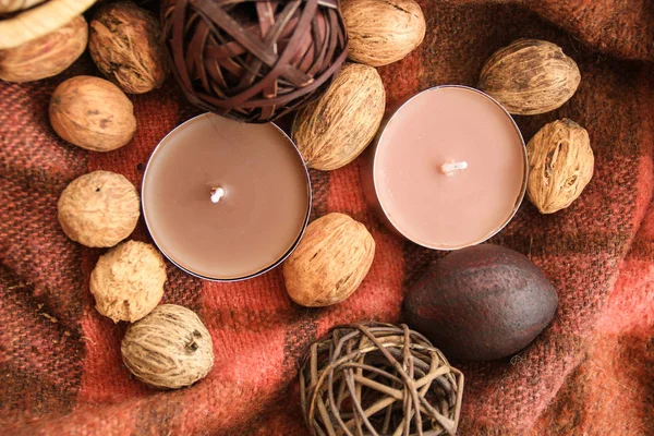 Arka planda bir kafes içinde mumlar ile Sonbahar dekorasyonu.