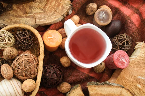 Sonbahar ahşap dekor beyaz fincan çay ve mumlar ile.