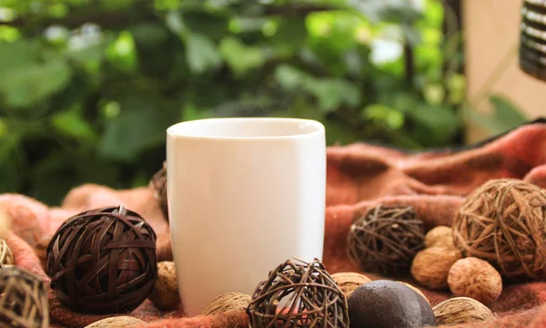 Beyaz fincan çay üzerinde kırmızı Tekstil ile Sonbahar dekorasyonu.