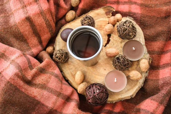 Sonbahar ahşap dekor beyaz fincan çay ve mumlar ile.