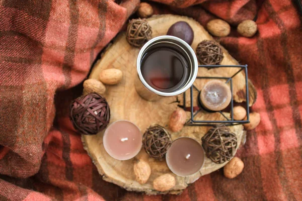 Sonbahar ahşap dekor beyaz fincan çay ve mumlar ile.