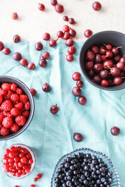 Flatlay with raspberries, blueberries and gooseberries. — Stock Photo, Image