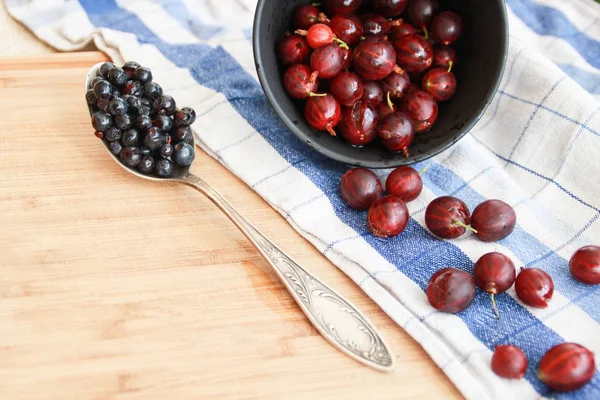 Flatlay with raspberries, blueberries and gooseberries. — Stock Photo, Image