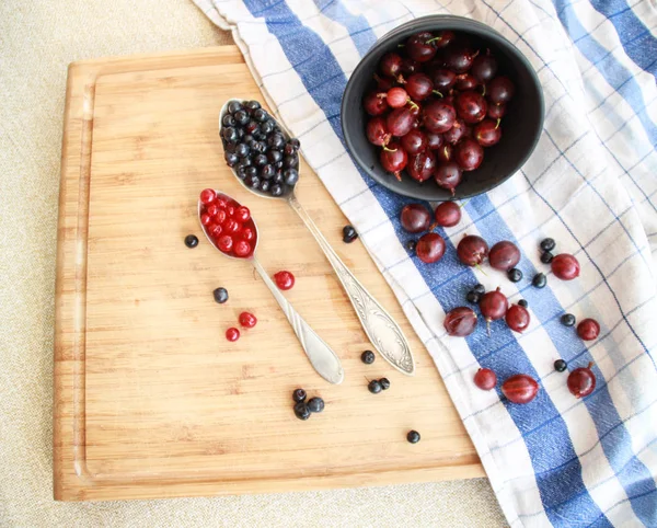 Flatlay with raspberries, blueberries and gooseberries. — Stock Photo, Image